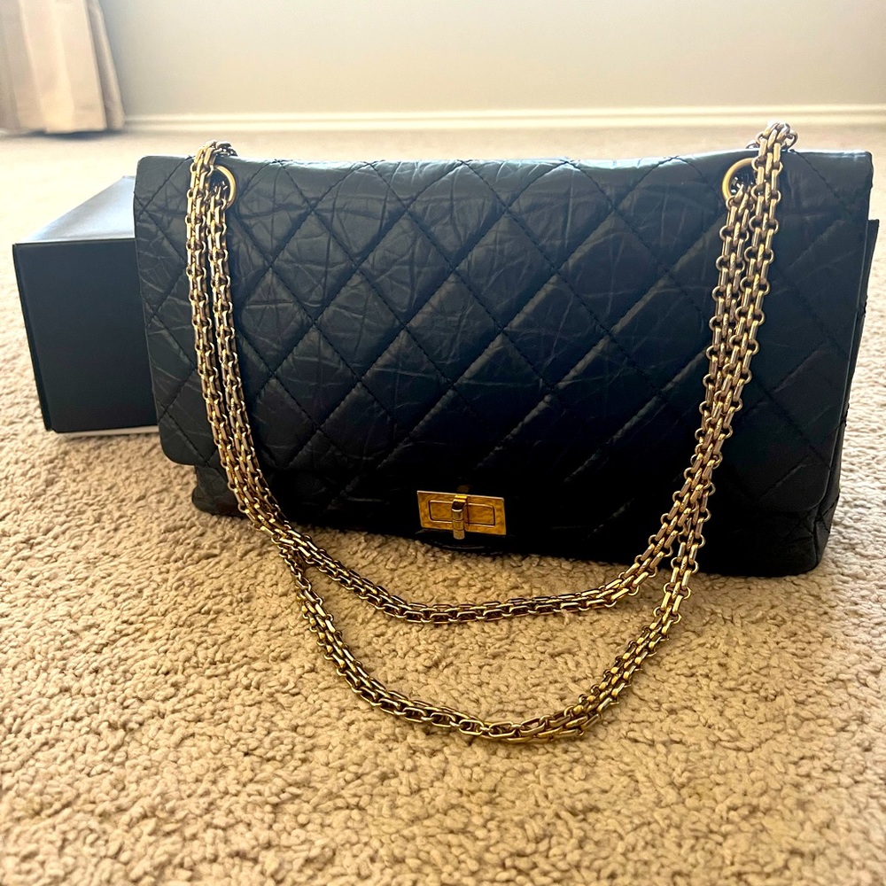 Authentic vintage Chanel maxi reissue Aged Calfskin & Gold-Tone Metal
Black